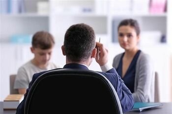 Vaiko problemos mokykloje: kaip tėvams ir pedagogams apie jas kalbėtis be pykčio