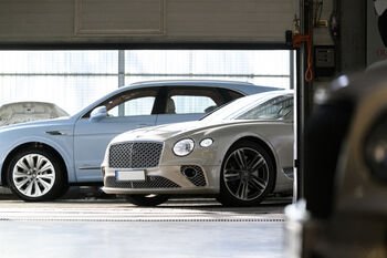 Kai servisas tampa mokymo erdve: „Bentley Vilnius“ kvietė dėstytojus gilinti diagnostikos žinias