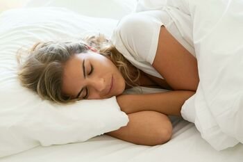 Prarasta miego valanda gali paveikti savijautą kelioms savaitėms: kaip organizmas reaguoja į vasaros laiką