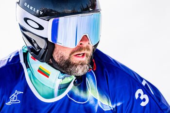 Filmo „Viena koja aukščiau“ komanda iš arti stebėjo paralimpiečio Rapolo Micevičiaus kovą su kalnais, sniegu ir savimi