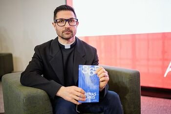 Apie meilę, viltį ir gyvenimą: susitikimas su kunigu Benu Lyriu