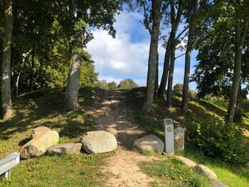 Bus tvarkomas ir lankytojams pritaikomas Eketės piliakalnis