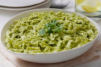 Velykinės salotos pigiai ir kūrybiškai: 4 spalvingos idėjos, kurios papuoš stalą