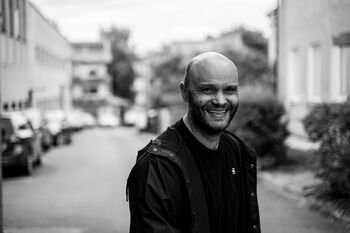 PREMJERĄ „MES – ŽVĖRYS“ pristatantis režisierius Agnius Jankevičius: „Ar mūsų vaikiškos svajonės suaugus tampa realybe?“