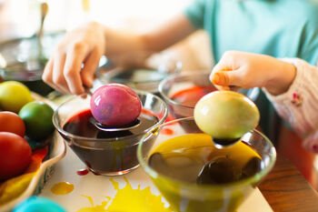 Išbandę šiuos būdus kiaušinių dažų nebepirksite: kaip velykinius kiaušinius nudažyti pigiai ir natūraliai?