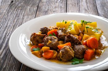 Pavasariškas troškinys su kiaulienos mente – sotus, pigus ir lengvas patiekalas tiek kasdienai, tiek Velykoms