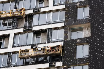 Renovuojant daugiabučius privaloma įrengti šviesolaidį