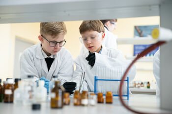 Rekordinis susidomėjimas KU renginiu „Iškeisk pamoką į paskaitą“: moksleiviai rinkosi žinias, kurios veikia realybėje