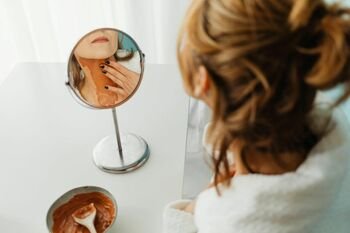 Prevencija vietoje panikos: kaip keičiasi odos priežiūros įpročiai?