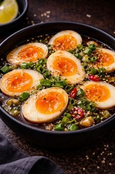 Šiemet ant Velykų stalo – ne tik margučiai: šefas D. Špakauskas siūlo pigų azijietišką kiaušinių receptą, kuris nustebins visus