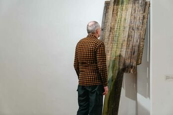 Parodoje „Kas lieka delne“ – butelių choras, ironiški hibridai ir krytis į bedugnę