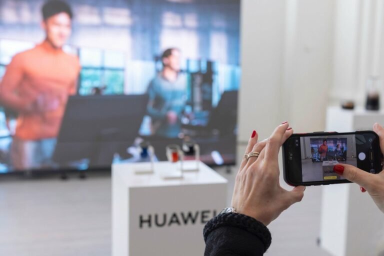 „Huawei“ Vilniuje pristatė naujus įrenginius: išmanus laikrodis bėgikams, belaidės ausinės ir „WiFi 7“ maršrutizatorius