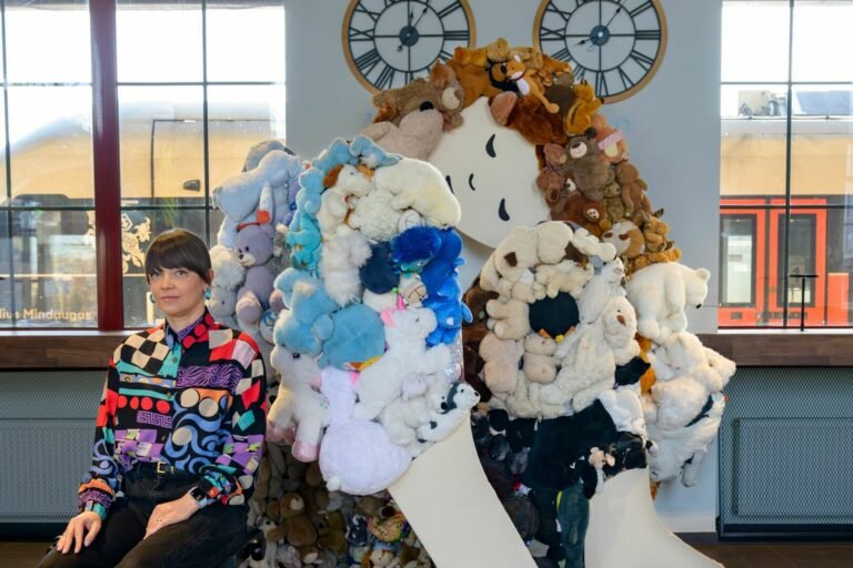 Vaikų žaislai prabyla: menininkės Agnės Kišonaitės instaliacija sugrįžo į Vilnių (Atnaujinta)