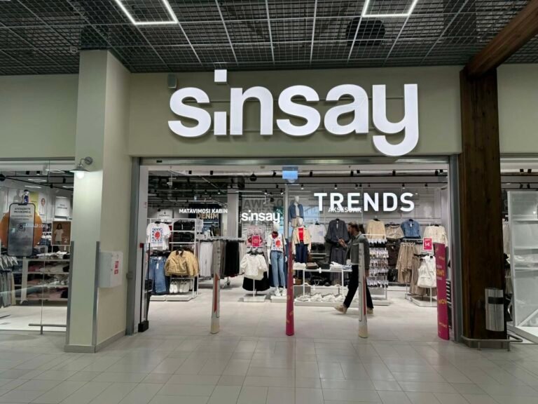 Prekybos centre „Banginis“ duris atvėrė nauja „Sinsay“ parduotuvė