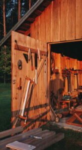 Medinės architektūros centre – pirmoji iliustratoriaus Karolio Strautnieko medinių baldų paroda „Suolų karštinė“