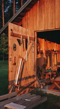 Medinės architektūros centre – pirmoji iliustratoriaus Karolio Strautnieko medinių baldų paroda „Suolų karštinė“