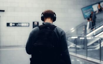 Dalis žmonių su ausinėmis praleidžia kone visą darbo dieną: kaip jas  naudoti ir dėvėti taisyklingai?