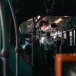 56 proc. europiečių pripažįsta žvelgiantys į svetimų telefonų ekranus: patarimai, kaip sumažinti šią riziką