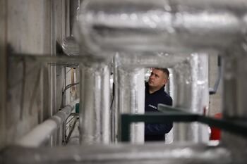 Šildymo sezonas nesibaigia vieno mygtuko paspaudimu: kodėl po viešo pranešimo apie sezono pabaigą radiatoriai atvėsta ne iš karto (Atnaujinta)