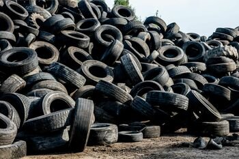 Miškuose vėl pražydo juodos senų padangų „orchidėjos“: verslas pasiruošęs perdirbti daugiau, bet padangos rieda į miškus