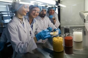 Studentės idėja virto inovacija: LSMU sukurta kapsuliuota dermakosmetika su dvigubo veikimo technologija