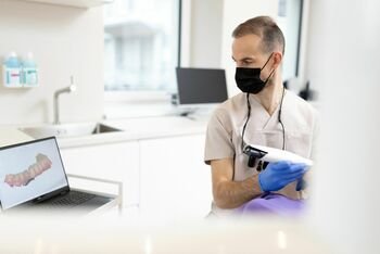 Vis daugiau gyventojų dantų gydymą planuoja iš anksto ir renkasi mokėjimą dalimis