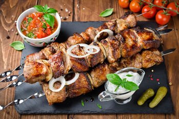 Šefo patarimai grilio sezono pradžiai: dažniausios klaidos, gudrybė mėsai suminkštinti ir skaniausių jo šašlykų receptas