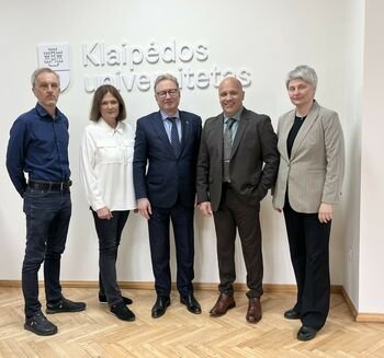 Tarptautinė partnerystė jūrinės gynybos srityje: Klaipėdos universitetas pasirašė susitarimą su „Naval Group“