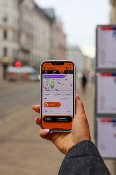 Į Lietuvą ateina „Mobilly“ – Latvijos miesto paslaugų super–aplikacija: siūlys atsiskaitymo už automobilių parkavimą bei įkrovimą, viešojo transporto bilietų įsigijimą ir kitas paslaugas