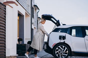 „Elektrum Lietuva“: siūlomos PVM lengvatos elektromobiliams ir įkrovimo stotelės degalinėse dar labiau išjudintų elektromobilumo sektorių