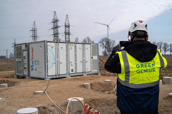 Į vieno didžiausių Baltijos šalyse „Green Genius“ baterijų parko statybvietę pristatytos pirmosios baterijos