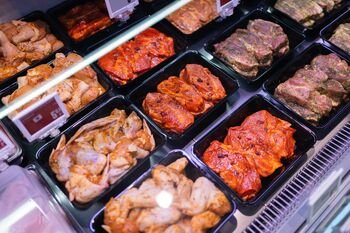 Aktuali žinia kepsninių entuziastams: nuo šiol „Iki“ lentynose – „IKI šefai“ grilio pateikalai