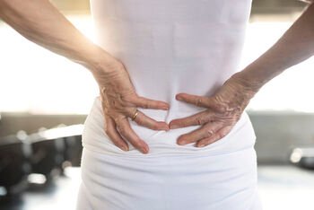 Lėtinis nugaros ar sąnarių skausmas gali slėpti rimtą ligą – vienas tyrimas padeda rasti priežastį