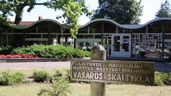 60 vasarų po ąžuolo šakomis: kvietimas dalytis nuotraukomis, kuriose įamžinta Palangos vasaros skaitykla