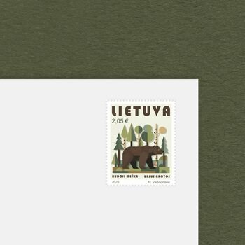 Nuo naujo pašto ženklo žvelgs rudoji meška