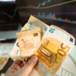 Grąžinti paskolą, taupyti ar investuoti? Ekspertė palygino skirtingas strategijas