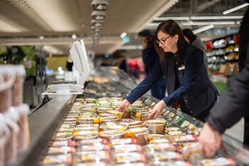 „Maxima“ siūlo vasaros planą, kuriam sunku pasakyti ne: 4 dienos darbo, 4 poilsio, o apgyvendinimas pajūryje – nemokamas