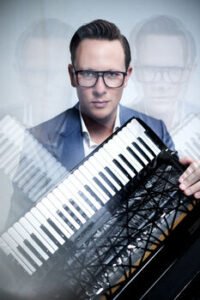 Svarbi žinia apie balandžio 30 d. LVSO koncertą: pasaulio scenų žvaigždė M. Levickis pasirodys vietoj ką tik traumą patyrusio arfos virtuozo X. de Maistre