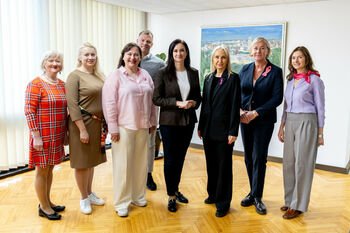 Ministrė Pirmininkė Inga Ruginienė tapo iniciatyvos „Rožinis autobusas“ globėja