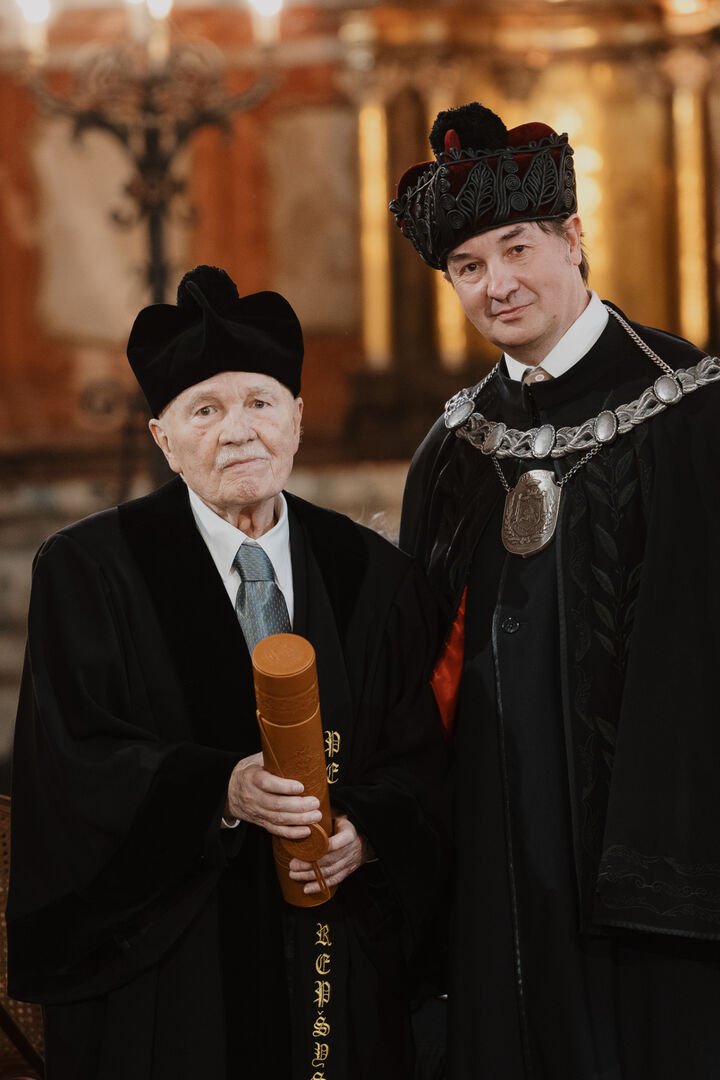 Iškilmingame VU senato posėdyje garbės daktaro vardas suteiktas prof. P. Repšiui ir prof. M. Ferrariui