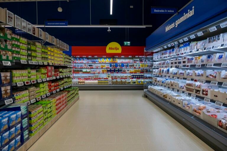„Lidl“ atidarė pirmąją parduotuvę Raseiniuose: pirkėjai plūsta įsigyti prekių Velykoms