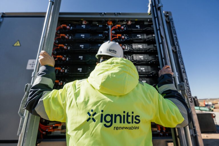 Galingiausiame Lietuvoje „Ignitis renewables“ kaupiklių parke – pirmoji komponentų siunta