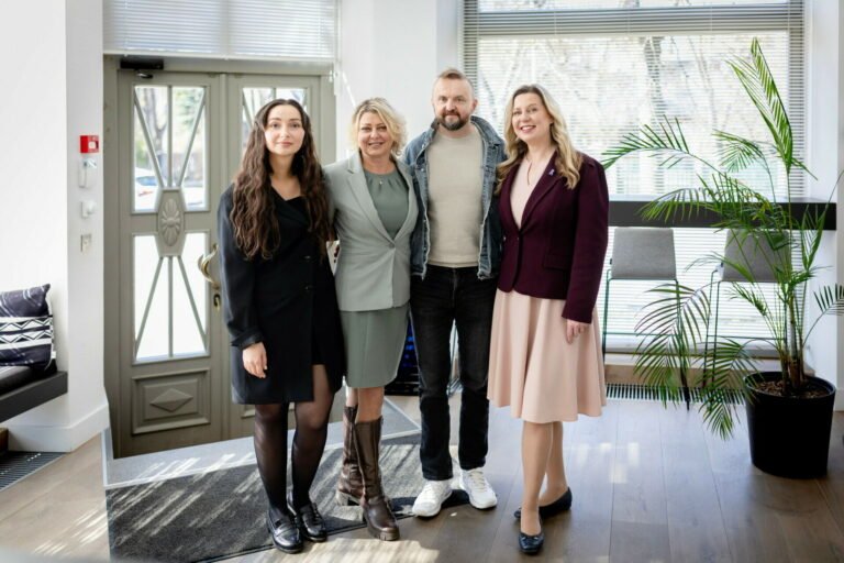 „Aš dar dainuosiu“ – kaip išlaikyti viltį, skambant sunkiausioms gyvenimo natoms, kai žemė slysta iš po kojų