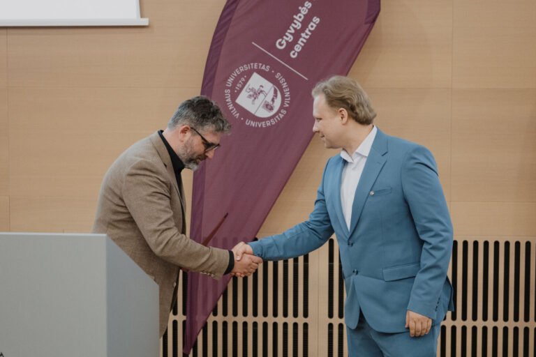 Prof. Virginijaus Šikšnio stipendija įteikta proveržį molekulinėje biologijoje kuriančiam doktorantui