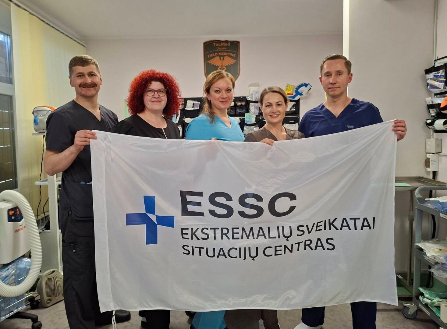 Nuo ambasados Kyjive iki stabilizacijos punkto netoli fronto: RŠL medikės kelias per karo siaubiamą Ukrainą