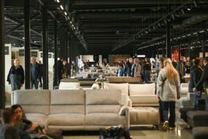 „Gintaro baldai“ tęsia salonų plėtrą Lietuvoje – Kaune duris atvėrė didžiausias tinklo salonas