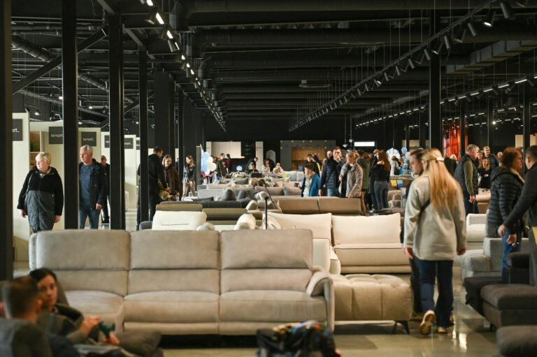 „Gintaro baldai“ tęsia salonų plėtrą Lietuvoje – Kaune duris atvėrė didžiausias tinklo salonas