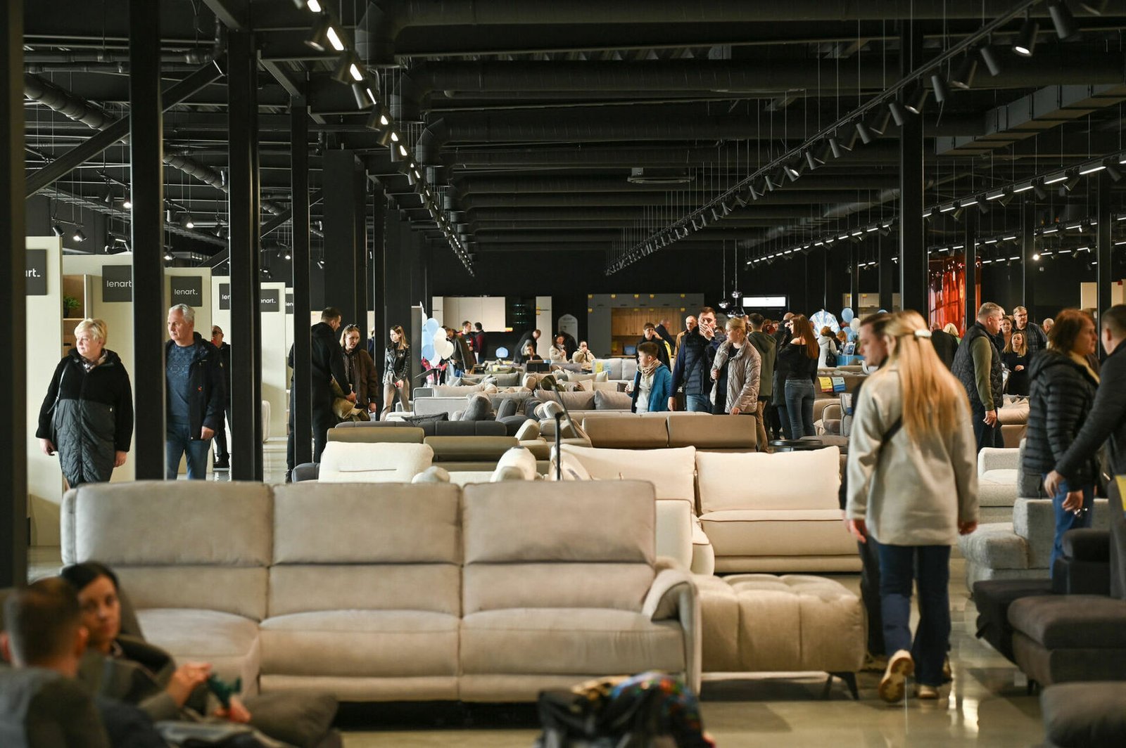 „Gintaro baldai“ tęsia salonų plėtrą Lietuvoje – Kaune duris atvėrė didžiausias tinklo salonas