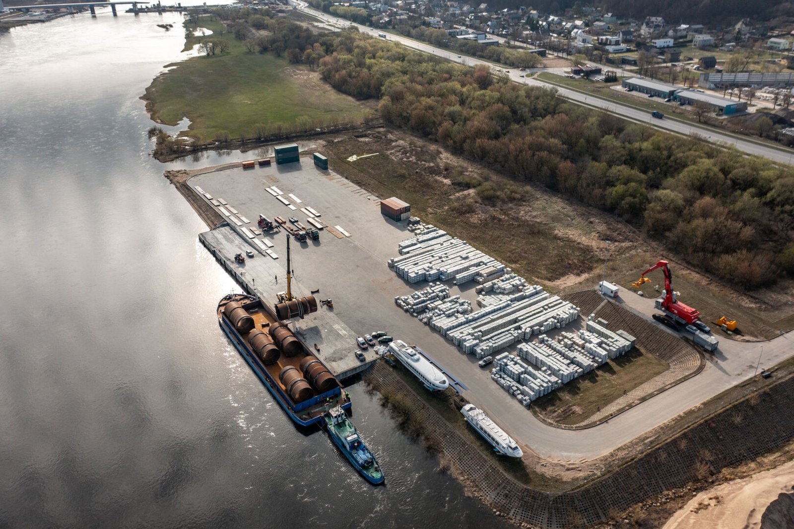 Į KAUNĄ NEMUNU ATPLUKDYTI KRUONIO HAE VAMZDYNŲ SEGMENTAI: MARVELĖJE UŽVIRĖ KROVOS DARBAI (Atnaujinta)