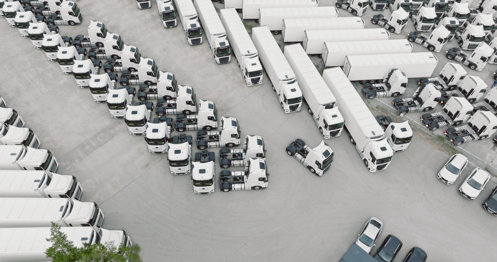 Kai rinkoje trūksta vairuotojų. Kaip transporto parko strategija padeda mažinti išlaidas ir išlaikyti darbuotojus?